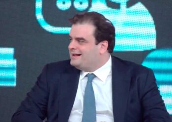 Στα θρανία 100.000 για μετεκπαίδευση στην πληροφορική – Το σχέδιο Πιερρακάκη