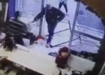 Σοκ στον Πειραιά: Τον μαχαίρωσε έξι φορές μπροστά σε μαγαζί – Στο νοσοκομείο το θύμα