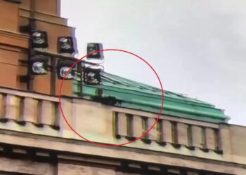 Η στιγμή που ο μακελάρης της Πράγας πυροβολεί και «σπέρνει» τον θάνατο – Σοκαριστικό βίντεο ντοκουμέντο