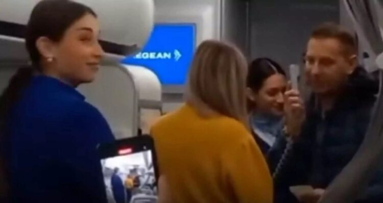 Απίθανη πρόταση γάμου σε πτήση από Θεσσαλονίκη για Ηράκλειο – Η μαντινάδα και το viral βίντεο