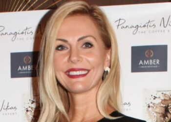 Εpωτευμένη η Έμη Λιβανίου: Ποιος είναι ο εφοπλιστής που «έκλeψε» την καρδιά της