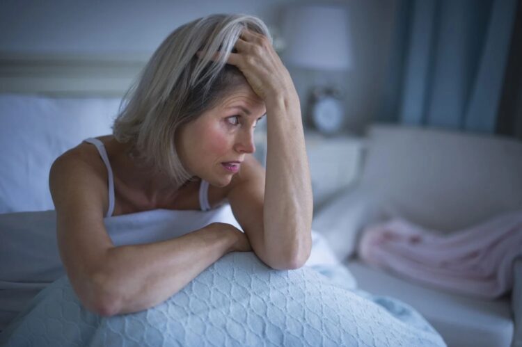 Γιατί εκατομμúρια γυναίκες ξυπνούν στις 3:29 π.μ. κάθε βράδυ;