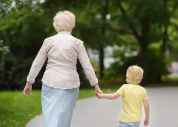 «Νταντάδες της Γειτονιάς»: 500 ευρώ σε γιαγιάδες ή παππούδες που φροντίζουν τα εγγόνια τους