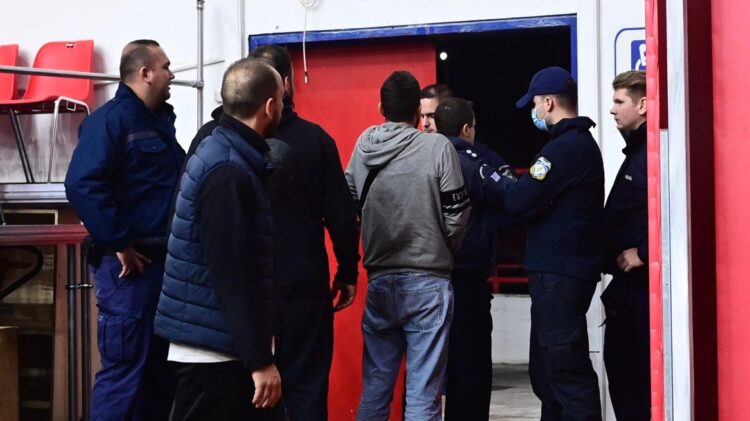 Ρέντη: Σοκαρισμένος ο πατέρας του 18χρονου που συνελήφθη για την δολοφονική επίθεση στον αστυνομικό – Καταστράφηκα…