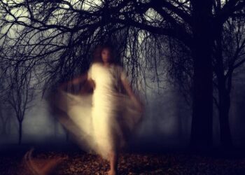 Ψυχολόγος εξηγεί γιατί όλο και περισσότεροι άνθρωποι πιστεύουν στα παραφυσικά φαινόμενα, στα φαντάσματα και τα πνεύματα