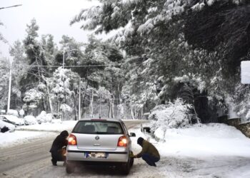 Η κακοκαιρία σαρώνει τη χώρα με τσουχτερό κρύο, βροχές και χιόνια – Κλειστά σχολεία στη δυτική Μακεδονία