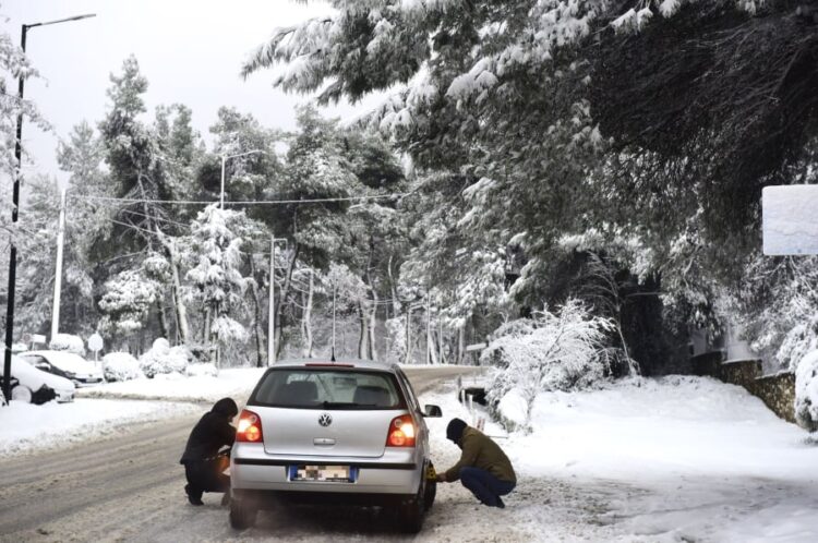 Η κακοκαιρία σαρώνει τη χώρα με τσουχτερό κρύο, βροχές και χιόνια – Κλειστά σχολεία στη δυτική Μακεδονία