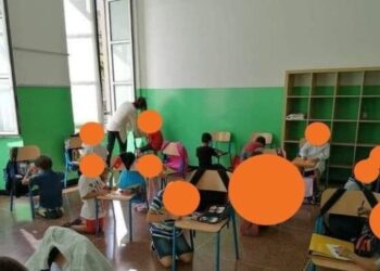 Έβαλαν μικρούς μαθητές να παρακολουθήσουν το μάθημα καθισμένοι στο παγωμένο πάτωμα