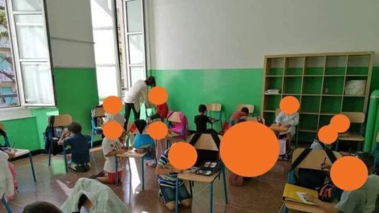 Έβαλαν μικρούς μαθητές να παρακολουθήσουν το μάθημα καθισμένοι στο παγωμένο πάτωμα