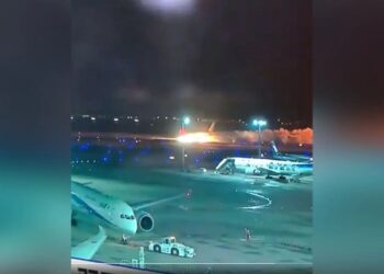 Σκηνές πανικού στο αεροδρόμιο του Τόκιο – Αεροπλάνο τυλίχθηκε στις φλόγες την ώρα της προσγείωσης