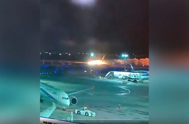 Σκηνές πανικού στο αεροδρόμιο του Τόκιο – Αεροπλάνο τυλίχθηκε στις φλόγες την ώρα της προσγείωσης
