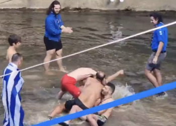 Πιάστηκαν στα χέρια για τον Σταυρό- Τα βίντεο της έντασης και η δυσφορία του μητροπολίτη