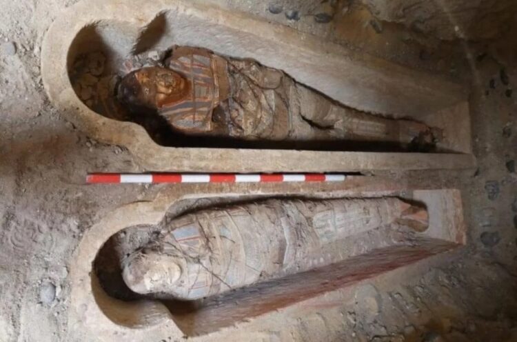 Αρχαιολόγοι αποκάλυψαν εντυπωσιακούς λαξευμένους τάφους, μούμιες και χρυσές μάσκες