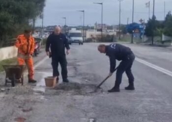 Το μπελά τους βρήκαν δύο αστυνομικοί στην Κω: «Μπάλωσαν» λακκούβα σε δρόμο και θα περάσουν ΕΔΕ