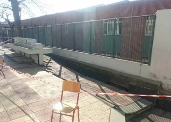 Θεσσαλονίκη: Η αυλή δημοτικού σχολείου στα Πεύκα παραλίγο να… «καταπιεί» μαθητή καταγγέλλουν γονείς – Τι απαντά ο δήμος