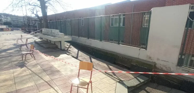 Θεσσαλονίκη: Η αυλή δημοτικού σχολείου στα Πεύκα παραλίγο να… «καταπιεί» μαθητή καταγγέλλουν γονείς – Τι απαντά ο δήμος