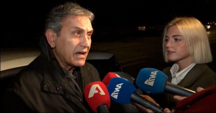 Τα «έβαλε» με τους δημοσιογράφους ο Νταλάρας: «Αν δεις τον εαυτό σου στον καθρέφτη θα ντραπείς, με αυτά που ρωτάς»