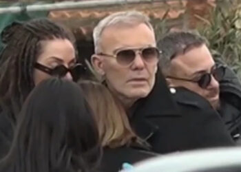 Θρήνος στην κηδεία του Νίκου Ρόκκου – Συντετριμμένος ο αδερφός του Στέλιος, τραγική φιγουρα η μητέρα τους