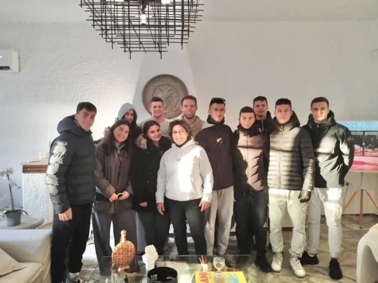 Ο Κασσελάκης έδωσε 1.000 ευρώ στους μαθητές της Γ’ Λυκείου των Σπετσών για να πάνε πενθήμερη εκδρομή