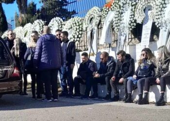 Γιώργος Ζαγκλιβέρης: Ανείπωτη θλίψη στην κηδεία του 30χρονου – Συνεντριμμένοι μιλούν ο αδελφός & η σύντροφός του