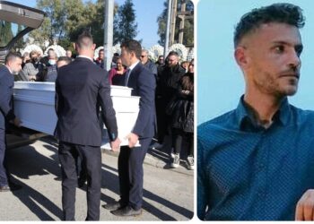 Μεσολόγγι: Κλίμα οδύνης στο τελευταίο «αντίο» του Μπάμπη – «Καρδιά μου, πού είσαι» συγκλόνισε η μητέρα του