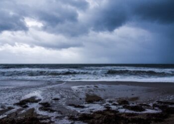 Τραγωδία στην Κυπαρισσία: Γυναίκα παρασύρθηκε από κύματα και πνίγηκε μπροστά στον άντρα της (video)