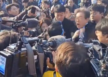 Απόπειρα δολοφονίας του ηγέτη της αντιπολίτευσης της Νότιας Κορέας – Σοκαριστικό βίντεο από το μαχαίρωμα στο λαιμό