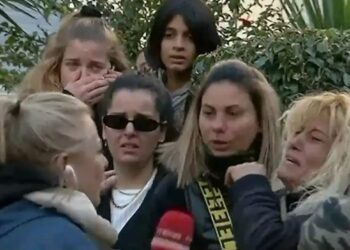 Μεσολόγγι: Η στιγμή που η μητέρα του Μπάμπη μαθαίνει ότι βρέθηκε η σορός του – “Το παιδί μου!” (video)