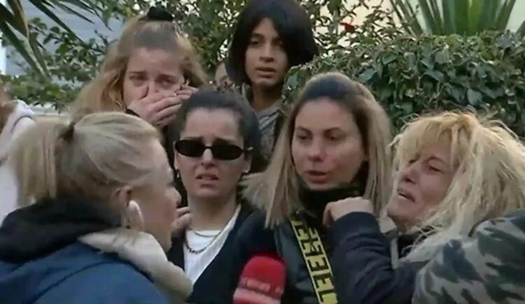 Μεσολόγγι: Η στιγμή που η μητέρα του Μπάμπη μαθαίνει ότι βρέθηκε η σορός του – “Το παιδί μου!” (video)