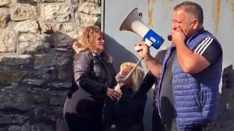 «Μίλα ρε τέρας! Πού άφησες το παιδί μου;»: Ο σπαραγμός της μητέρας του Μπάμπη έξω από το ΑΤ που καταθέτει ο κρεοπώλης