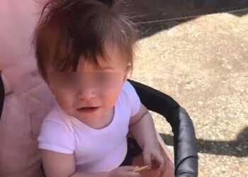 Τραγωδία: Δίχρονο αγοράκι πέθαvε από την πείνα δίπλα στον νεκpό πατέρα του – Είχε πάθει ανακοπή