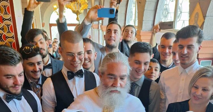 Συγκινητική βάπτιση στο Ναύπλιο: 20χρονος έγινε Χριστιανός με… 27 νονούς (φωτο, video)