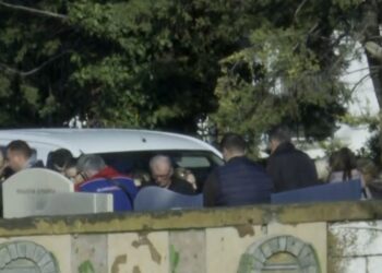 Τραγωδία στη Βέροια: Έγινε η κηδεία του βρέφους – Απομάκρυναν τον πατέρα που επιχείρησε να βρεθεί στην εκκλησία και στο νεκροταφείο