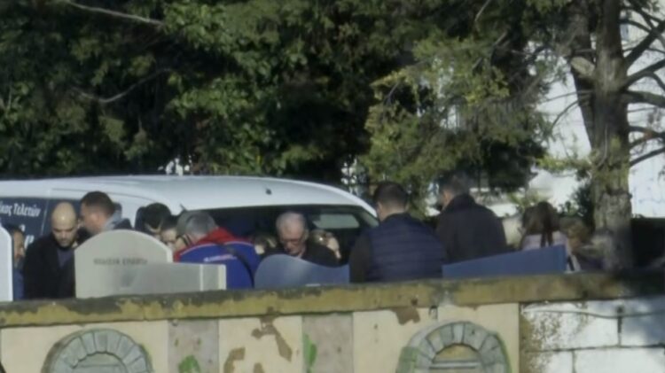 Τραγωδία στη Βέροια: Έγινε η κηδεία του βρέφους – Απομάκρυναν τον πατέρα που επιχείρησε να βρεθεί στην εκκλησία και στο νεκροταφείο