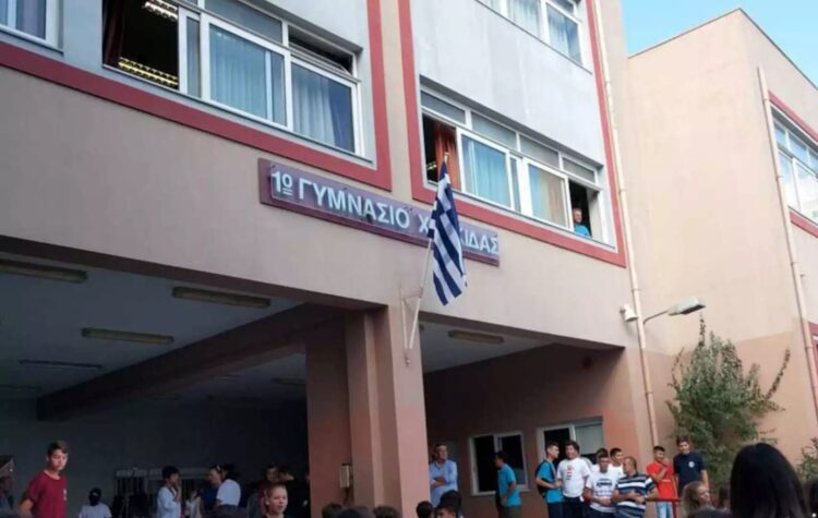 Εξωσχολικοί πέταξαν κροτίδα σε Γυμνάσιο της Χαλκίδας – 6 παιδιά τραυματίες, το 1 με απώλεια ακοής