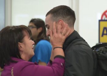 Δάκρυα χαράς στο Ελ. Βενιζέλος: Η στιγμή που ο 20χρονος ναυτικός του St. Nicolas ξανασμίγει με την οικογένειά του (φωτο, video)