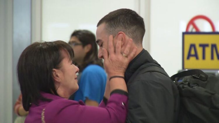 Δάκρυα χαράς στο Ελ. Βενιζέλος: Η στιγμή που ο 20χρονος ναυτικός του St. Nicolas ξανασμίγει με την οικογένειά του (φωτο, video)