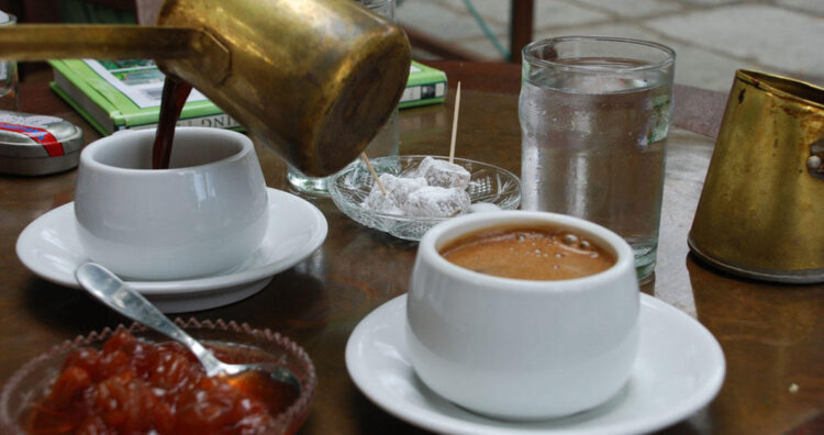 Ο λόγος που ο ελληνικός καφές είναι το κλειδί της μακροζωίας