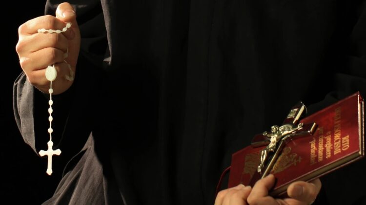 Οι συμβουλές ενός εξορκιστή για να κρατήσετε μακριά τους «δαίμονες»