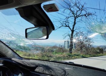 Εκπαιδευτικοί κινδύνευσαν όταν στον δρόμο για το σχολείο έπεσαν βράχοι στο αυτοκίνητό τους (φωτο)