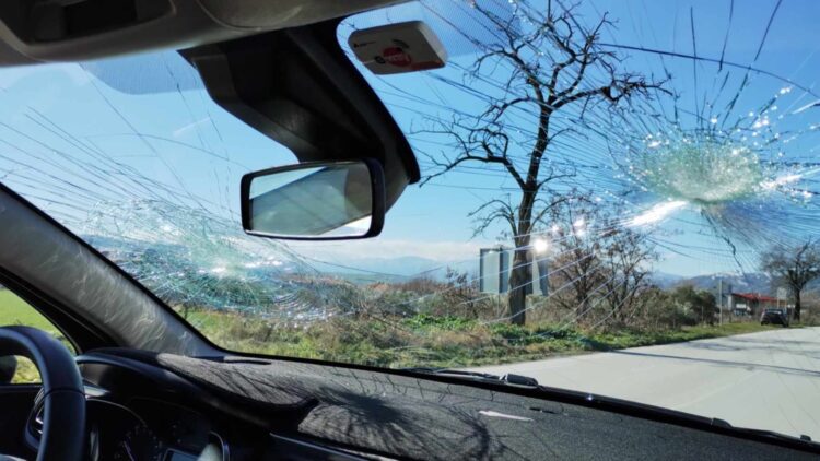 Εκπαιδευτικοί κινδύνευσαν όταν στον δρόμο για το σχολείο έπεσαν βράχοι στο αυτοκίνητό τους (φωτο)