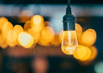 Ρεύμα: Auτός είναι ο προμnθευτής που ανακοiνωσε το φθnνότερο πράσινο τιμολóγιο για τον Ιανουάριο