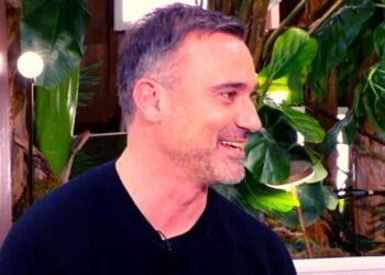 Καπουτζίδης: «Λένε ότι ο Θεός έπλασε γuναίκα από τον πλεuρό του Αδάμ. Ήσουν πiσω από καμiα φραουλιά και έβλεπες;»