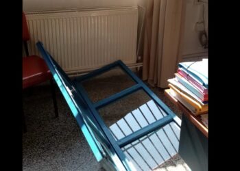 Το παράθυρο σε σχολείο χωριού της Λάρισας κατέρρευσε και έπεσε πάνω στον προϊστάμενο (φωτο)