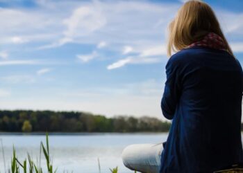 Η Ιστορία της Μαρίας που έχασε τους γονείς της σε τρоχαίο, έμενε στους δρόμους και όμως τα κατάφερε