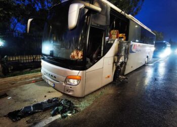 Σοβαρά επεισόδια έξω από το ΑΠΘ και τη Γεωπονική Αθηνών – Μολότοφ, καμένα αυτοκίνητα και λεωφορεία