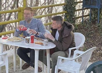 Σουβλάκια και λουκάνικα έφαγαν Κασσελάκης και Τάιλερ σε καντίνα της Κοζάνης