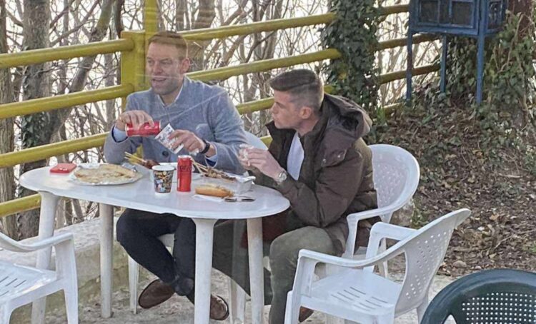 Σουβλάκια και λουκάνικα έφαγαν Κασσελάκης και Τάιλερ σε καντίνα της Κοζάνης