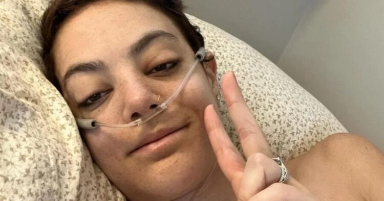 “Η Κάθριν πέρασε στο φως” – Πέθανε από καρκίνο η 31χρονη τραγουδίστρια – Γιατί ζητούσε να στηριχθεί ο γιος της