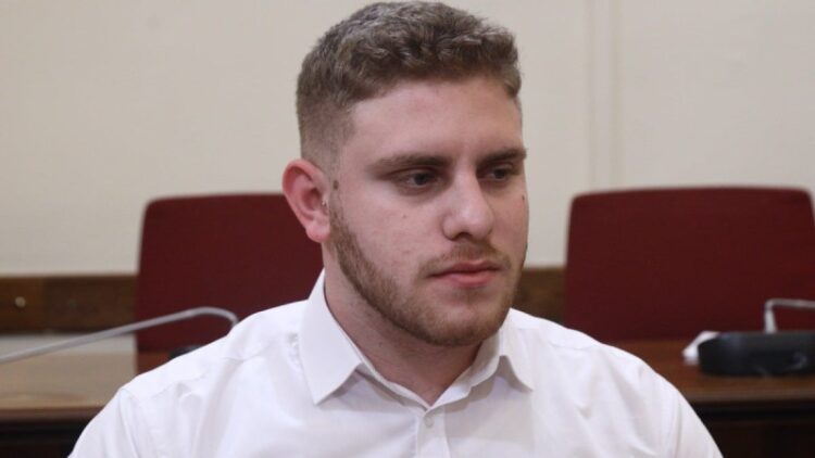 Ντροπή στην εξεταστική για τα Τέμπη: Έφεραν σε αμηχανία τον ήρωα φοιτητή – «Kαιγόμουν από τις λαμαρίνες, μου ευχήθηκαν μέχρι και θάνατο» (video)